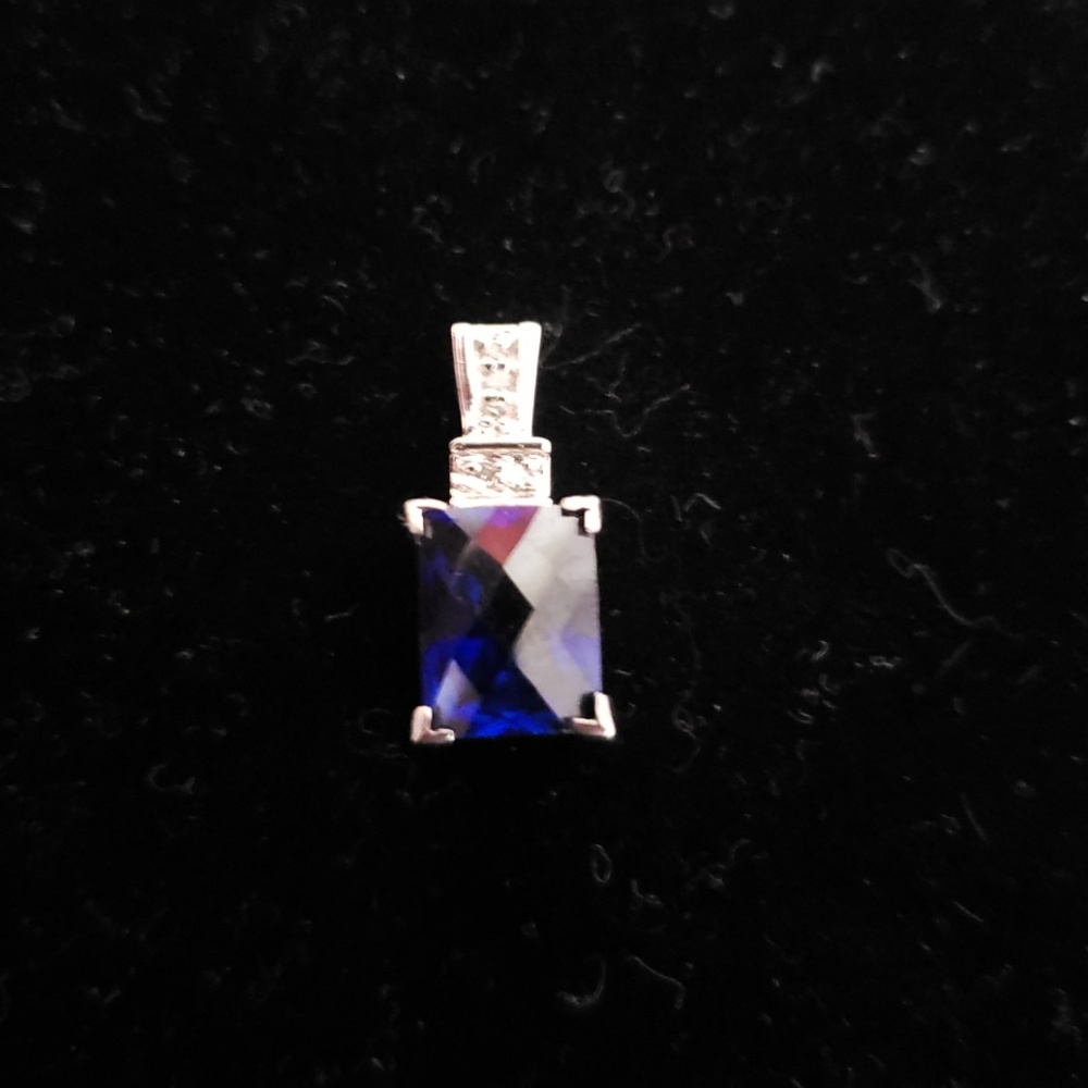 10kt white gold pendant with sapphire and diamonds
